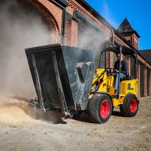 Knikmops - Sawdust spreader bucket